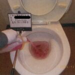 トイレの尿石除去作業